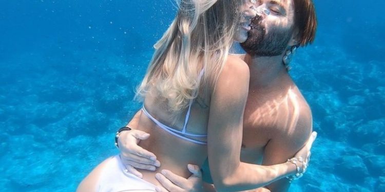 Alldaynews.gr Ηλίας Βρεττός: Τρυφερά φιλιά κάτω από το νερό (pics)