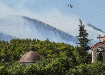 Δραματική η κατάσταση στα Βίλια – Τυλίχθηκαν στις φλόγες τα πρώτα σπίτια (pics, vid)