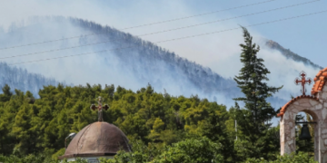 Δραματική η κατάσταση στα Βίλια – Τυλίχθηκαν στις φλόγες τα πρώτα σπίτια (pics, vid)