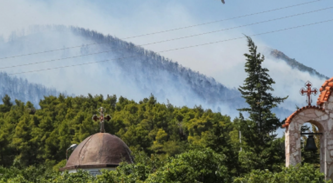 Δραματική η κατάσταση στα Βίλια – Τυλίχθηκαν στις φλόγες τα πρώτα σπίτια (pics, vid)