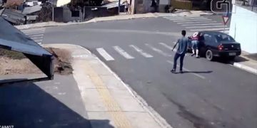 Άνδρας πηδάει μέσα σε αυτοκίνητο και αποτρέπει μια σύγκρουση