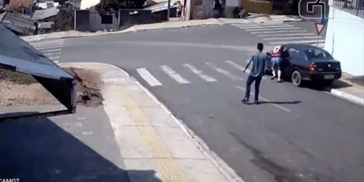 Άνδρας πηδάει μέσα σε αυτοκίνητο και αποτρέπει μια σύγκρουση