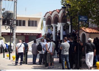 Θρήνος στο τελευταίο αντίο για τον εθελοντή Βασίλη Φιλώρα – Παρουσία της προέδρου της Δημοκρατίας Σακελλαροπούλου (video)