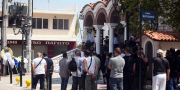 Θρήνος στο τελευταίο αντίο για τον εθελοντή Βασίλη Φιλώρα – Παρουσία της προέδρου της Δημοκρατίας Σακελλαροπούλου (video)