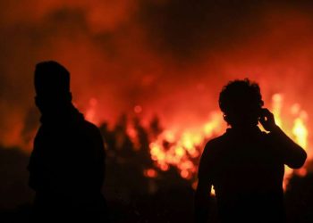 Φωτιά στην Εύβοια: Αφανίστηκε η Αγία Αννα – Μόνη διέξοδος οι βάρκες