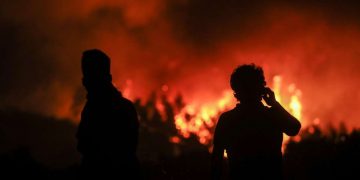 Alldaynews.gr Φωτιά στην Εύβοια: Αφανίστηκε η Αγία Αννα – Μόνη διέξοδος οι βάρκες