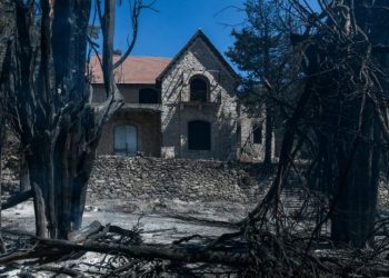 Φωτιά στην Αττική: Ό,τι απέμεινε από τα πρώην βασιλικά κτήματα στο Τατόι – Εικόνες μετά την πυρκαγιά