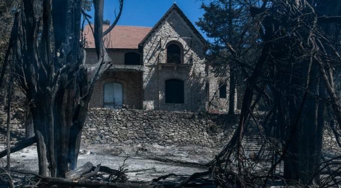 Φωτιά στην Αττική: Ό,τι απέμεινε από τα πρώην βασιλικά κτήματα στο Τατόι – Εικόνες μετά την πυρκαγιά