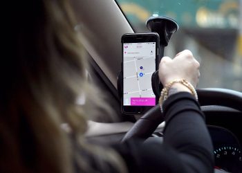 Την πέταξε από το ταξί και της χτυπούσε το κεφάλι στο πεζοδρόμιο