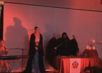 «Χαίρε Σατανά!»: Τι έγινε όταν δελτίο ειδήσεων διακόπηκε από σατανιστική τελετή