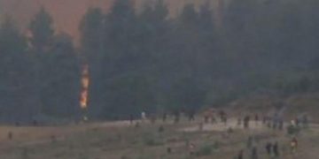 Συγκλονιστικές εικόνες στην Εύβοια: Ανθρώπινη αλυσίδα ενάντια στο μέτωπο της φωτιάς