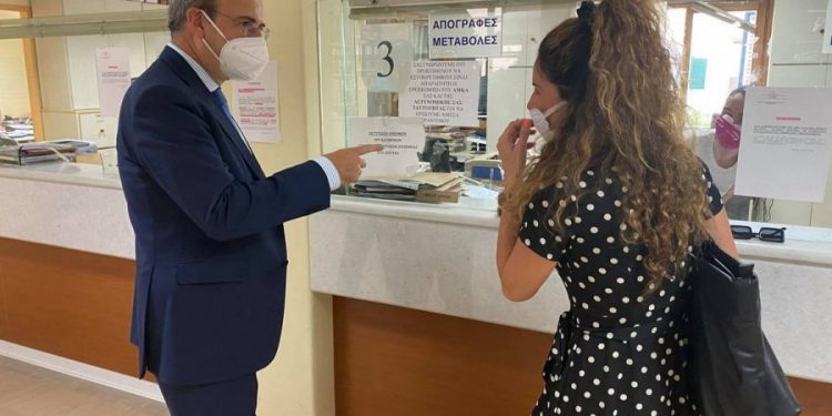 Alldaynews.gr Υπάλληλος του ΕΦΚΑ δεν αναγνώρισε τον Χατζηδάκη: «Είμαι ο υπουργός, πιστέψτε με»