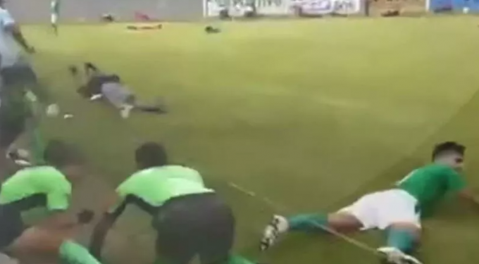 Βίντεο σοκ: Τρεις νεκροί κατά τη διάρκεια πυροβολισμών σε ποδοσφαιρικό αγώνα! (σκληρές εικόνες)