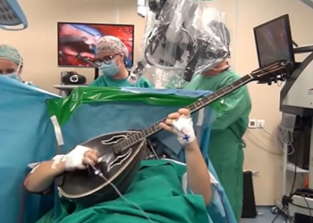 Alldaynews.gr «Ήμουν ξύπνιος 1,5 ώρα και τη μια έπαιζα τραγούδια» – Τι λέει ο μουσικός με το μπουζούκι στο χειρουργείο (vid)