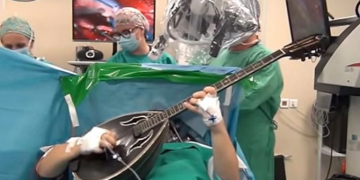 «Ήμουν ξύπνιος 1,5 ώρα και τη μια έπαιζα τραγούδια» – Τι λέει ο μουσικός με το μπουζούκι στο χειρουργείο (vid)
