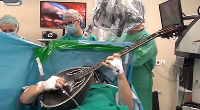 «Ήμουν ξύπνιος 1,5 ώρα και τη μια έπαιζα τραγούδια» – Τι λέει ο μουσικός με το μπουζούκι στο χειρουργείο (vid)