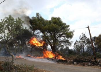 Θρίλερ στα Βίλία: «Σπίτι έχει δεξαμενή αερίου» – Οι εκκλήσεις στους ασυρμάτους (vid)