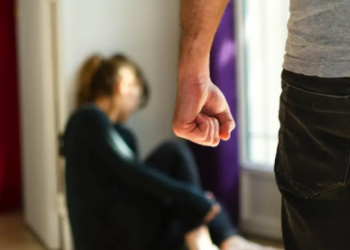 Συγκλονιστική μαρτυρία από θύμα ενδοοικογενειακής βίας: «Ο άντρας μου πήγε να μου βγάλει τα δόντια με τανάλια»