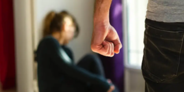 Συγκλονιστική μαρτυρία από θύμα ενδοοικογενειακής βίας: «Ο άντρας μου πήγε να μου βγάλει τα δόντια με τανάλια»