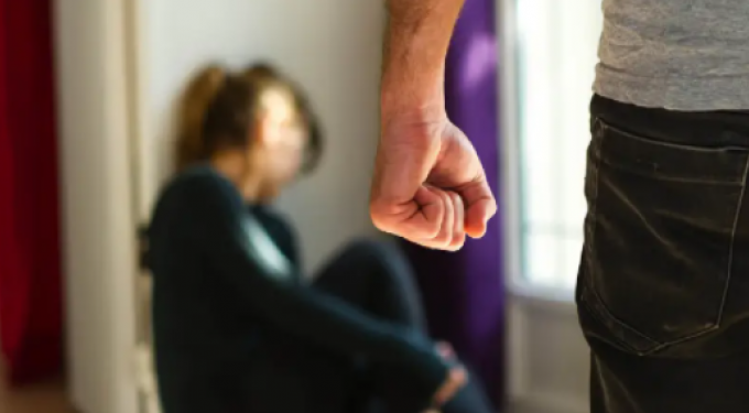 Συγκλονιστική μαρτυρία από θύμα ενδοοικογενειακής βίας: «Ο άντρας μου πήγε να μου βγάλει τα δόντια με τανάλια»