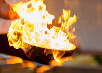 Αργυρούπολη: Πήρε φωτιά η κατσαρόλα και την πέταξε από το μπαλκόνι- Πήρε την αστυνομία γείτονας