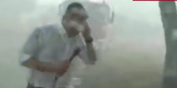 Βίλια: Η σοκαριστική στιγμή που ο δημοσιογράφος του ΣΚΑΙ δέχτηκε ρίψη νερού από Canadair[video]