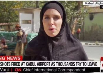 Ρεπόρτερ του CNN με μπούρκα στην Καμπούλ – Πριν και αφού έπεσε στα χέρια των Ταλιμπάν