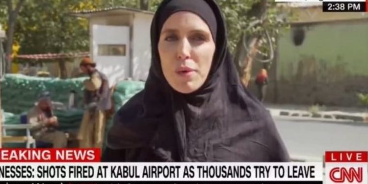Ρεπόρτερ του CNN με μπούρκα στην Καμπούλ – Πριν και αφού έπεσε στα χέρια των Ταλιμπάν