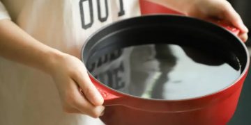 Alldaynews.gr Αργυρούπολη: Έκαψε το φαγητό και πέταξε τη φλεγόμενη κατσαρόλα από τον τρίτο όροφο