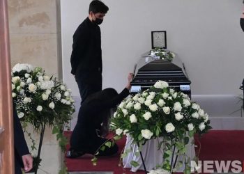 Το τελευταίο αντίο στον Άκη Τσοχατζόπουλο – Συντετριμμένη στο πάτωμα δίπλα στο φέρετρο η Βίκυ Σταμάτη[photos]