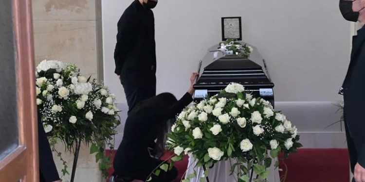 Το τελευταίο αντίο στον Άκη Τσοχατζόπουλο – Συντετριμμένη στο πάτωμα δίπλα στο φέρετρο η Βίκυ Σταμάτη[photos]