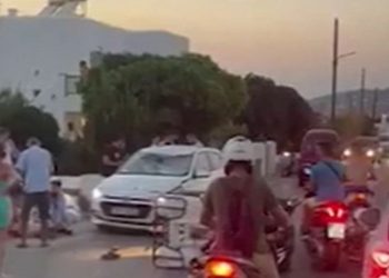 Μύκονος: Τουρίστριες με γουρούνα καρφώθηκαν σε παρμπρίζ αυτοκινήτου μετά τη σύγκρουση[video]