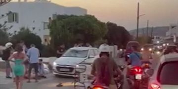 Μύκονος: Τουρίστριες με γουρούνα καρφώθηκαν σε παρμπρίζ αυτοκινήτου μετά τη σύγκρουση[video]