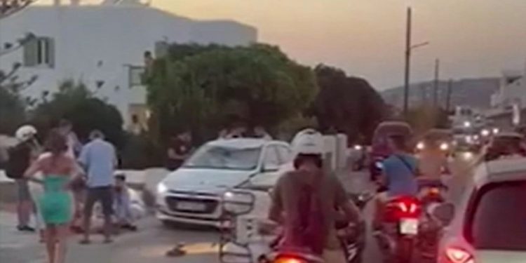 Μύκονος: Τουρίστριες με γουρούνα καρφώθηκαν σε παρμπρίζ αυτοκινήτου μετά τη σύγκρουση[video]