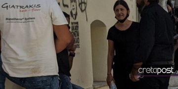 Κρήτη-Δολοφονία 39χρονου: Σπαραγμός απο τη μάνα και την γυναίκα του έξω απο τα Δικαστήρια[video]