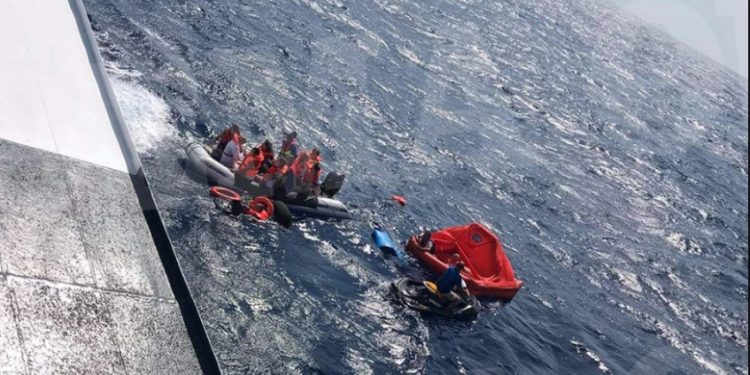 Ναυάγιο Μήλος: Σώοι και οι 17 επιβάτες της θαλαμηγού[video]