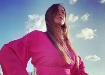 Η “κοντή” του Παρά Πέντε ποζάρει με μαγιό και κόβει την ανάσα