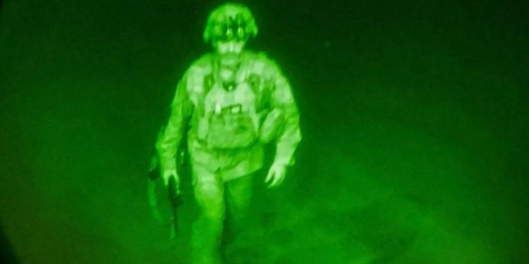 Alldaynews.gr Αφγανιστάν – Ιστορική φωτογραφία: Ο τελευταίος Αμερικανός στρατιώτης που έφυγε από την Καμπούλ