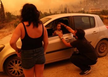 Εύβοια: «Τρελάθηκα, βλέπαμε τις φλόγες, ήμασταν απέναντι» – Τι λέει η μητέρα της μικρής Βαλεντίνας[video]