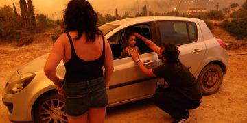 Εύβοια: «Τρελάθηκα, βλέπαμε τις φλόγες, ήμασταν απέναντι» – Τι λέει η μητέρα της μικρής Βαλεντίνας[video]