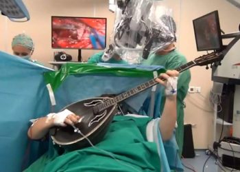 Θεσσαλονίκη: Έπαιζε μπουζούκι την ώρα που έκανε εγχείρηση στο κεφάλι για αφαίρεση όγκου[video]