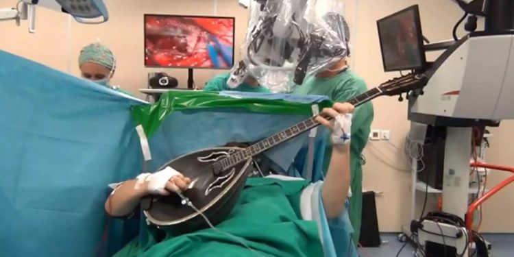 Θεσσαλονίκη: Έπαιζε μπουζούκι την ώρα που έκανε εγχείρηση στο κεφάλι για αφαίρεση όγκου[video]
