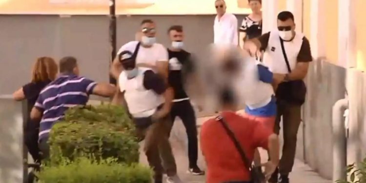 Έγκλημα στη Δάφνη: Συγγενείς της 31χρονης επιτέθηκαν στο συζυγοκτόνο[video]