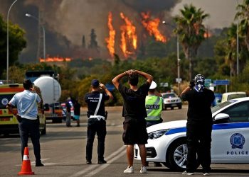 Φωτιά στη Βαρυμπόμπη-Τραγωδία με Εγκλωβισμένους Αστυνομικούς και πυροσβέστες-Εκκενώνονται και οι Θρακομακεδόνες[video]