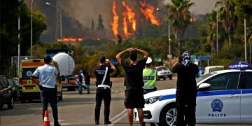 Φωτιά στη Βαρυμπόμπη-Τραγωδία με Εγκλωβισμένους Αστυνομικούς και πυροσβέστες-Εκκενώνονται και οι Θρακομακεδόνες[video]