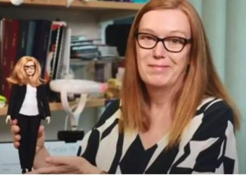 Alldaynews.gr Η δημιουργός του εμβολίου της AstraZeneca γίνεται κούκλα Barbie