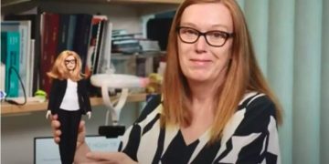 Alldaynews.gr Η δημιουργός του εμβολίου της AstraZeneca γίνεται κούκλα Barbie