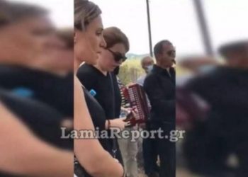 Γωγώ Τσαμπά και Γιώτα Γρίβα τραγούδησαν στην κηδεία του Βαγγέλη Τεμπέλη