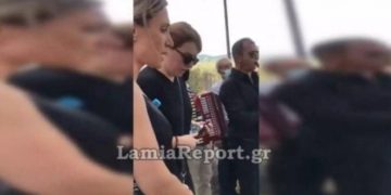 Alldaynews.gr Γωγώ Τσαμπά και Γιώτα Γρίβα τραγούδησαν στην κηδεία του Βαγγέλη Τεμπέλη