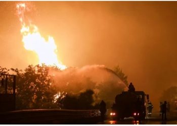 Φωτιά στην Αττική: 9 οι τραυματίες από – Βίντεο ντοκουμέντο από τις εκρήξεις σε μάντρα αυτοκινήτων